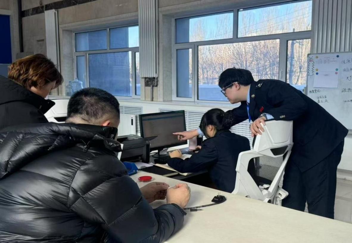 桃山区税务局：延时服务暖人心 税费服务靠前站