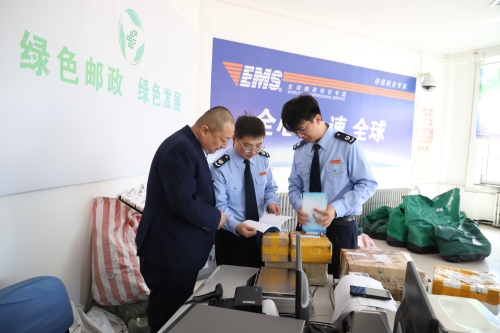 2023年6月7日税务人员深入邮政公司调研.JPG