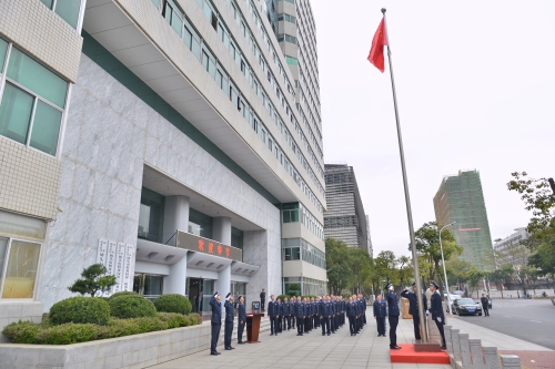 3-图为国家税务总局汕头市税务局举行升国旗仪式(蔡欣聪 摄).jpg