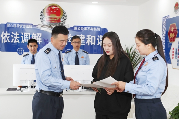 东风税务所纳税人权益保护中心为纳税人讲解政策.jpg